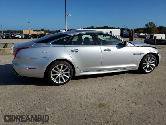 2016 Jaguar XJ R-Sport z VIN SAJWA1C77G8V95450, wystawiony jako Copart lot #77933704 z przebiegiem 55 733 mil mil oraz Szkoda całkowita • Salvage title. Historia ofert i sprzedaży dostępna na DreamBid. Obrazek 3.