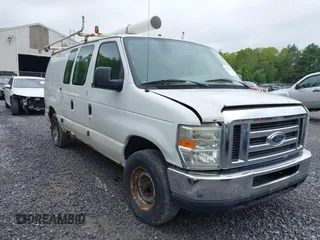 2008 Ford Econoline Cargo Commercial z VIN 1FTNE24W08DB01917, wystawiony jako IAAI lot #42326330 z przebiegiem 140 956 mil mil oraz . Historia ofert i sprzedaży dostępna na DreamBid. Obrazek 1.