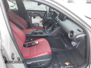 2024 Lexus IS 350 F Sport z VIN JTHBZ1E22R5035541, wystawiony jako IAAI lot #41060031 z przebiegiem 8 390 mil mil oraz . Historia ofert i sprzedaży dostępna na DreamBid. Obrazek 5.