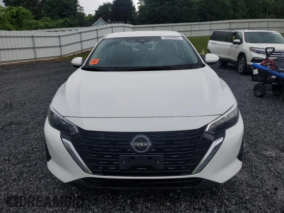2024 Nissan Sentra S z VIN 3N1AB8BV0RY284418, wystawiony jako Copart lot #56838965 z przebiegiem 46 435 mil mil oraz Czysty tytuł • Clean title. Historia ofert i sprzedaży dostępna na DreamBid. Obrazek 5.