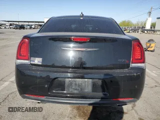 2021 Chrysler 300 S z VIN 2C3CCABG6MH554329, wystawiony jako Copart lot #52045545 z przebiegiem 77 377 mil mil oraz Szkoda całkowita • Salvage title. Historia ofert i sprzedaży dostępna na DreamBid. Obrazek 6.