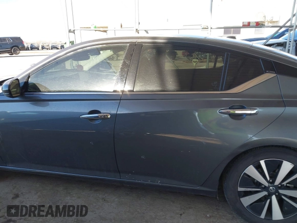 2020 Nissan Altima 2.5 SL with VIN 1N4BL4EV0LC241433, listed as a IAAI auction lot 41664402 with 84,106 mi miles. Bid and sale history available at carsss.com. Image 14.