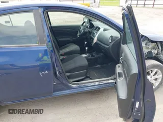 2019 Nissan Versa SV z VIN 3N1CN7AP7KL809443, wystawiony jako IAAI lot #42216308 z przebiegiem 101 860 mil mil oraz . Historia ofert i sprzedaży dostępna na DreamBid. Obrazek 5.