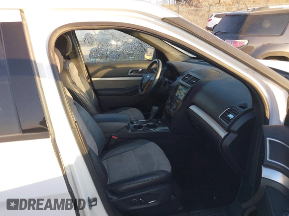 2017 Ford Explorer XLT z VIN 1FM5K8D84HGD21052, wystawiony jako IAAI lot #40819366 z przebiegiem 131 481 mil mil oraz . Historia ofert i sprzedaży dostępna na DreamBid. Obrazek 5.