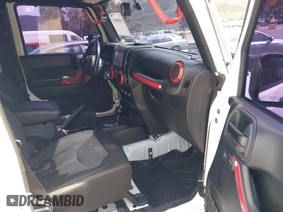 2017 Jeep Wrangler Unlimited Sahara z VIN 1C4BJWEG5HL731242, wystawiony jako IAAI lot #41891017 z przebiegiem 97 097 mil mil oraz . Historia ofert i sprzedaży dostępna na DreamBid. Obrazek 5.