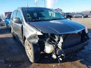 2010 Chrysler Town & Country Touring z VIN 2A4RR5D19AR298644, wystawiony jako IAAI lot #41804796 z przebiegiem 206 439 mil mil oraz . Historia ofert i sprzedaży dostępna na DreamBid. Obrazek 1.