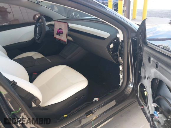 2025 Tesla Model 3 Long Range z VIN 5YJ3E1EA6SF990792, wystawiony jako IAAI lot #42713456 z przebiegiem 1 038 mil mil oraz . Historia ofert i sprzedaży dostępna na DreamBid. Obrazek 5.