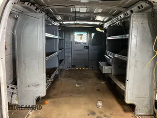 2015 Chevrolet Express Cargo z VIN 1GCWGFCF6F1181729, wystawiony jako IAAI lot #42571653 z przebiegiem 162 943 mil mil oraz . Historia ofert i sprzedaży dostępna na DreamBid. Obrazek 7.