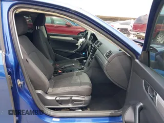 2017 Volkswagen Passat S z VIN 1VWAT7A34HC003813, wystawiony jako IAAI lot #42322928 z przebiegiem 207 115 mil mil oraz . Historia ofert i sprzedaży dostępna na DreamBid. Obrazek 5.