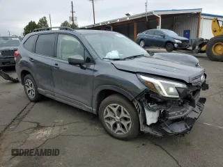 2024 Subaru Forester Premium z VIN JF2SKADC8RH431442, wystawiony jako Copart lot #51538045 z przebiegiem 5 072 mil mil oraz Szkoda całkowita • Salvage title. Historia ofert i sprzedaży dostępna na DreamBid. Obrazek 4.