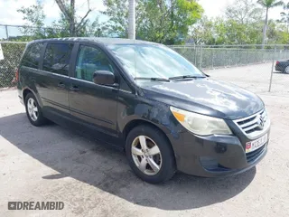 2010 Volkswagen Routan SE with VIN 2V4RW3D12AR186616, listed as a IAAI auction lot 42087154 with 90,735 mi miles. Bid and sale history available at carsss.com. Image 1.