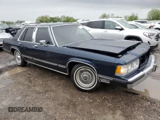 1991 Mercury Grand Marquis z VIN 2MECM75F1MX654700, wystawiony jako Copart lot #51007165 z przebiegiem 53 825 mil mil oraz Szkody całkowita. Historia ofert i sprzedaży dostępna na DreamBid. Obrazek 4.