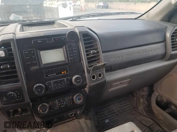 2019 Ford F-250 XL z VIN 1FT7W2B66KEC90809, wystawiony jako IAAI lot #42845140 z przebiegiem 204 526 mil mil oraz . Historia ofert i sprzedaży dostępna na DreamBid. Obrazek 22.