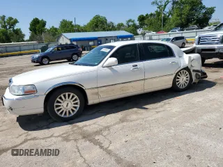 2003 Lincoln Town Car Signature z VIN 1LNHM82W43Y618527, wystawiony jako Copart lot #56135055 z przebiegiem 135 847 mil mil oraz Szkody całkowita. Historia ofert i sprzedaży dostępna na DreamBid. Obrazek 1.