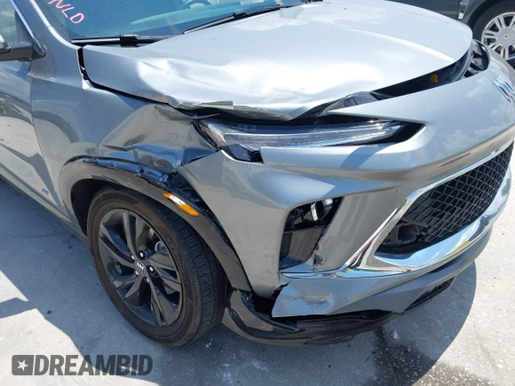 2025 Buick Encore GX Sport Touring с VIN KL4AMDSL7SB038317, выставлен на аукционе IAAI как лот 42151204 с пробегом 10 917 миль миль и . История ставок и продаж доступна на DreamBid. Изображение 6.