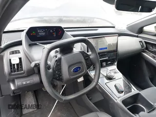 2024 Subaru Solterra Premium z VIN JTMABABA2RA056054, wystawiony jako IAAI lot #42018399 z przebiegiem 6 220 mil mil oraz . Historia ofert i sprzedaży dostępna na DreamBid. Obrazek 23.