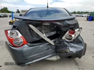 2013 Chevrolet Sonic LTZ z VIN 1G1JE5SH0D4102525, wystawiony jako Copart lot #60976595 z przebiegiem 138 420 mil mil oraz Szkoda całkowita • Salvage title. Historia ofert i sprzedaży dostępna na DreamBid. Obrazek 6.