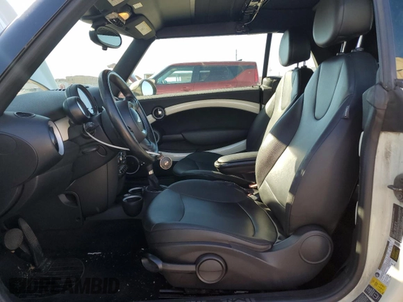2014 MINI Convertible z VIN WMWZN3C5XET569992, wystawiony jako Copart lot #81044304 z przebiegiem 132 967 mil mil oraz Czysty tytuł • Clean title. Historia ofert i sprzedaży dostępna na DreamBid. Obrazek 7.
