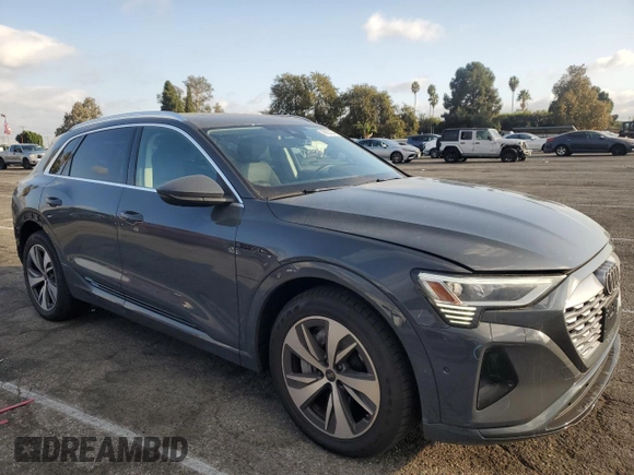 2024 Audi Q8 e-tron Premium Plus z VIN WA15AAGE8RB038873, wystawiony jako Copart lot #76623264 z przebiegiem 5 993 mil mil oraz Szkoda całkowita • Salvage title. Historia ofert i sprzedaży dostępna na DreamBid. Obrazek 4.