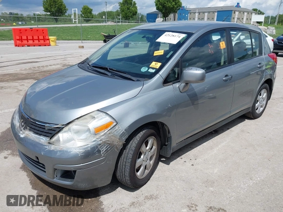 2009 Nissan Versa S z VIN 3N1BC13E79L500110, wystawiony jako IAAI lot #42128174 z przebiegiem 129 742 mil mil oraz . Historia ofert i sprzedaży dostępna na DreamBid. Obrazek 2.