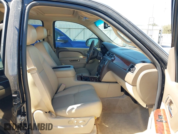 2014 Chevrolet Tahoe LTZ z VIN 1GNSCCE04ER141920, wystawiony jako IAAI lot #41484239 z przebiegiem 98 855 mil mil oraz . Historia ofert i sprzedaży dostępna na DreamBid. Obrazek 5.