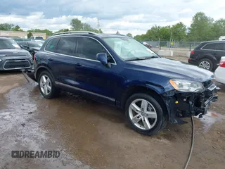 2011 Volkswagen Touareg Sport z VIN WVGFF9BP0BD002958, wystawiony jako IAAI lot #42281009 z przebiegiem 147 801 mil mil oraz . Historia ofert i sprzedaży dostępna na DreamBid. Obrazek 1.