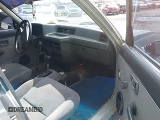 1983 Honda Civic z VIN JHMST3433DS003988, wystawiony jako IAAI lot #42069678 z przebiegiem 155 104 mil mil oraz . Historia ofert i sprzedaży dostępna na DreamBid. Obrazek 5.