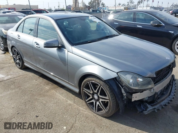 2014 Mercedes-Benz C 250 Sport z VIN WDDGF4HBXEG220003, wystawiony jako IAAI lot #41473006 z przebiegiem 98 949 mil mil oraz . Historia ofert i sprzedaży dostępna na DreamBid. Obrazek 1.