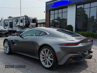 2019 Aston Martin Vantage z VIN SCFSMGAW4KGN01431, wystawiony jako Copart lot #44152995 z przebiegiem 9 949 mil mil oraz Czysty tytuł • Clean title. Historia ofert i sprzedaży dostępna na DreamBid. Obrazek 3.