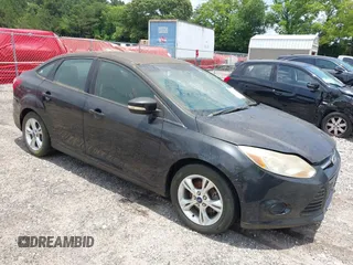 2013 Ford Focus SE z VIN 1FADP3F27DL278668, wystawiony jako IAAI lot #42482400 z przebiegiem 132 276 mil mil oraz . Historia ofert i sprzedaży dostępna na DreamBid. Obrazek 1.
