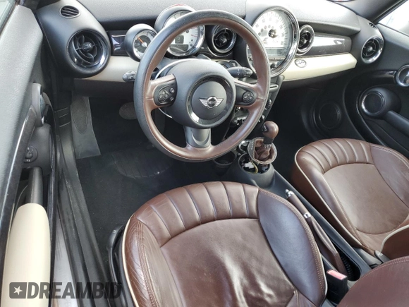 2011 MINI Convertible z VIN WMWZN3C5XBT132988, wystawiony jako Copart lot #87453744 z przebiegiem 67 197 mil mil oraz Szkoda całkowita • Salvage title. Historia ofert i sprzedaży dostępna na DreamBid. Obrazek 8.