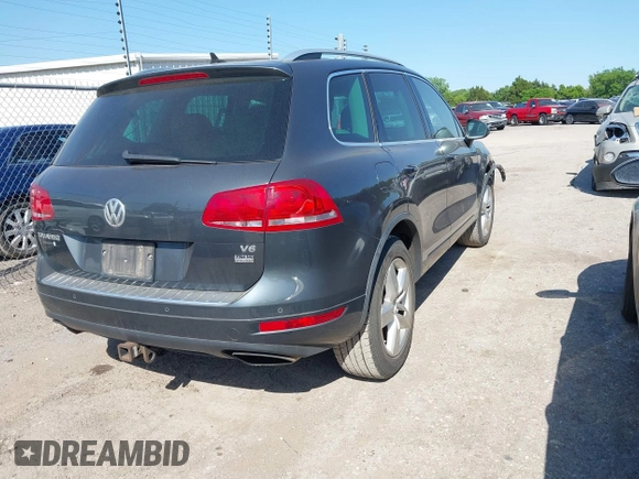 2012 Volkswagen Touareg Sport z VIN WVGFF9BP3CD003376, wystawiony jako IAAI lot #42249714 z przebiegiem 248 635 mil mil oraz . Historia ofert i sprzedaży dostępna na DreamBid. Obrazek 4.
