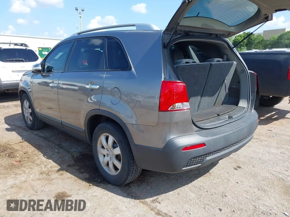 2013 Kia Sorento LX z VIN 5XYKTDA24DG349430, wystawiony jako IAAI lot #42549811 z przebiegiem 204 664 mil mil oraz . Historia ofert i sprzedaży dostępna na DreamBid. Obrazek 3.