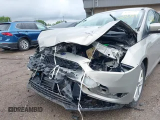 2016 Ford Focus SE z VIN 1FADP3F28GL300925, wystawiony jako IAAI lot #42563251 z przebiegiem 93 247 mil mil oraz . Historia ofert i sprzedaży dostępna na DreamBid. Obrazek 6.