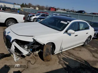 2023 BMW i7 xDrive60 z VIN WBY53EJ03PCM80194, wystawiony jako Copart lot #44192494 z przebiegiem Nie podano mil oraz . Historia ofert i sprzedaży dostępna na DreamBid. Obrazek 1.