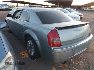 2006 Chrysler 300 C z VIN 2C3KA63H76H409115, wystawiony jako IAAI lot #42276229 z przebiegiem 153 248 mil mil oraz . Historia ofert i sprzedaży dostępna na DreamBid. Obrazek 3.