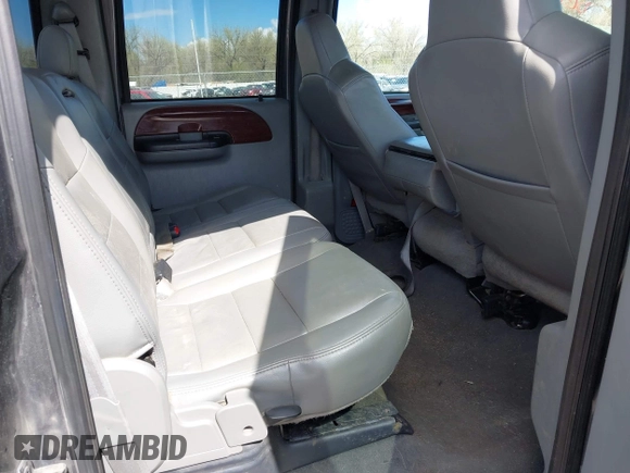 2005 Ford F-250 XL z VIN 1FTSW21P75EA97710, wystawiony jako IAAI lot #42157139 z przebiegiem 182 470 mil mil oraz . Historia ofert i sprzedaży dostępna na DreamBid. Obrazek 8.