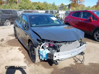 2025 Toyota Camry LE z VIN 4T1DBADK2SU505056, wystawiony jako IAAI lot #40657562 z przebiegiem 19 727 mil mil oraz . Historia ofert i sprzedaży dostępna na DreamBid. Obrazek 1.
