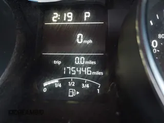 2015 Volkswagen Jetta SE z VIN 3VWD17AJ8FM323116, wystawiony jako IAAI lot #42246679 z przebiegiem 175 446 mil mil oraz . Historia ofert i sprzedaży dostępna na DreamBid. Obrazek 16.