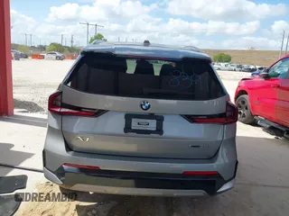 2023 BMW X1 xDrive28i z VIN WBX73EF09P5W51069, wystawiony jako IAAI lot #42145061 z przebiegiem 24 960 mil mil oraz . Historia ofert i sprzedaży dostępna na DreamBid. Obrazek 17.