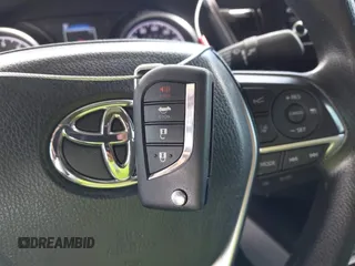 2024 Toyota Camry LE z VIN 4T1C11AK4RU864390, wystawiony jako IAAI lot #42212311 z przebiegiem 17 107 mil mil oraz . Historia ofert i sprzedaży dostępna na DreamBid. Obrazek 11.