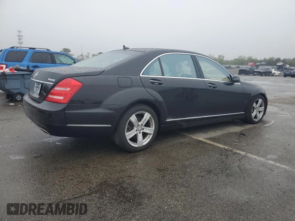 2010 Mercedes-Benz S 550 z VIN WDDNG8GB9AA335198, wystawiony jako Copart lot #57104175 z przebiegiem 43 121 mil mil oraz Szkody całkowita. Historia ofert i sprzedaży dostępna na DreamBid. Obrazek 3.