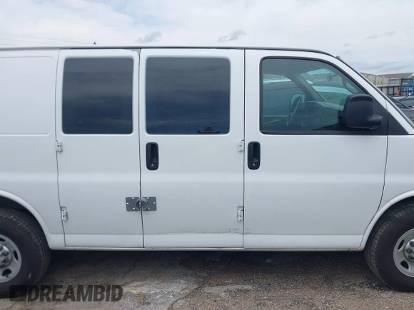 2015 GMC Savana Cargo z VIN 1GTW7FCF4F1906986, wystawiony jako IAAI lot #42433630 z przebiegiem 124 182 mil mil oraz . Historia ofert i sprzedaży dostępna na DreamBid. Obrazek 13.