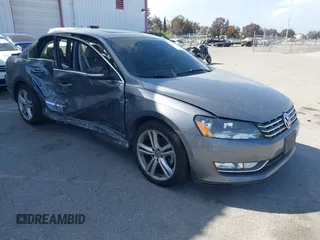 2015 Volkswagen Passat SE z VIN 1VWBV7A30FC070551, wystawiony jako IAAI lot #41926136 z przebiegiem 89 079 mil mil oraz . Historia ofert i sprzedaży dostępna na DreamBid. Obrazek 1.