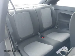 2018 Volkswagen Beetle S z VIN 3VWFD7AT5JM710121, wystawiony jako IAAI lot #41264655 z przebiegiem 37 871 mil mil oraz . Historia ofert i sprzedaży dostępna na DreamBid. Obrazek 8.