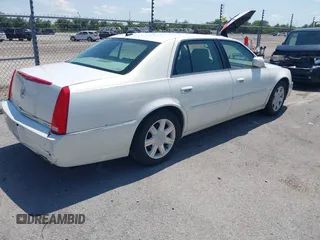 2006 Cadillac DTS 1SD z VIN 1G6KD57Y06U208812, wystawiony jako IAAI lot #42233924 z przebiegiem 120 244 mil mil oraz . Historia ofert i sprzedaży dostępna na DreamBid. Obrazek 4.
