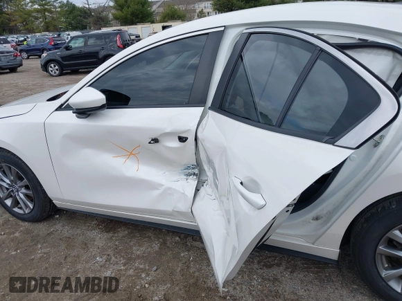 2021 Mazda 3 S z VIN JM1BPAAL6M1310589, wystawiony jako IAAI lot #41889766 z przebiegiem 42 325 mil mil oraz . Historia ofert i sprzedaży dostępna na DreamBid. Obrazek 17.