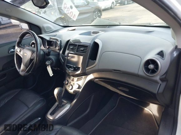 2015 Chevrolet Sonic LTZ z VIN 1G1JE6SB6F4145044, wystawiony jako IAAI lot #41579406 z przebiegiem 52 302 mil mil oraz . Historia ofert i sprzedaży dostępna na DreamBid. Obrazek 5.