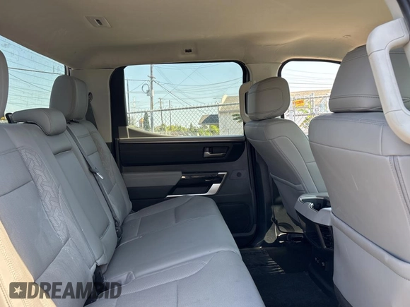 2024 Toyota Tundra Limited z VIN 5TFJA5DB5RX167288, wystawiony jako Copart lot #60570325 z przebiegiem 3 887 mil mil oraz Szkoda całkowita • Salvage title. Historia ofert i sprzedaży dostępna na DreamBid. Obrazek 6.
