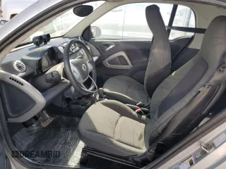 2016 Smart fortwo Passion z VIN WMEEJ9AA5GK844503, wystawiony jako Copart lot #63364244 z przebiegiem Nie podano mil oraz Czysty tytuł • Clean title. Historia ofert i sprzedaży dostępna na DreamBid. Obrazek 7.